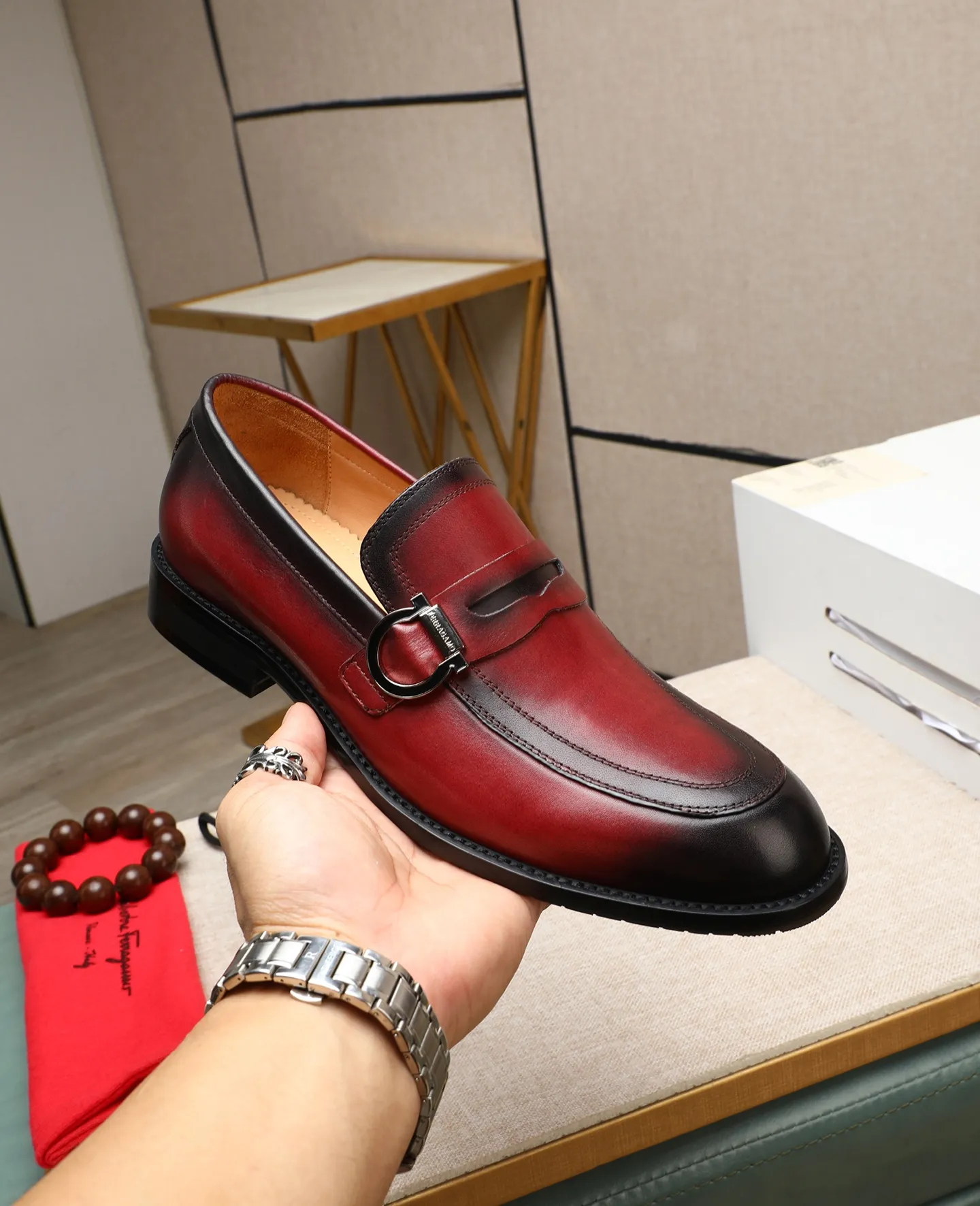 Men's shoes 💰560 📛📛(water-dyed cow lining) Salvatore Ferragamo high-end (Salvatore Ferragamo) is the world's top luxury footwear brand. It comes from the fashion kingdom of Italy. It is famous all over the world for its traditional handmade design and novel styles... 🚶🏻🚶🏻New suit shoes are available simultaneously at the counter. This model is made of pure handmade imported Italian calfskin fabric ➕soft water-dyed cowhide lining Original authentic outsole🌀🌀Size: 38➖44 (45 46 customized)